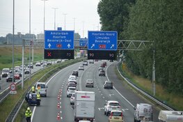 Personenauto botst achterop camperbusje op A9
