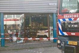 Auto rijdt winkel binnen in Beverwijk