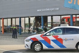 Auto rijdt winkel binnen in Beverwijk