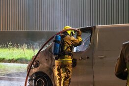 Bestelbus zwaar beschadigd na brand in Beverwijk
