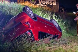 Auto over de kop langs dijk in Beverwijk