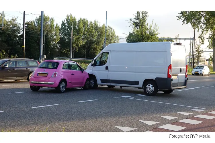 Schade na ongeval tussen bestelbus en personenauto op kruising