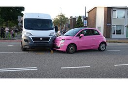 Schade na ongeval tussen bestelbus en personenauto op kruising