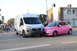 Schade na ongeval tussen bestelbus en personenauto op kruising