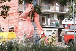 Brandweer haalt los hangend steigerdoek weg vanwege harde wind
