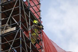 Brandweer haalt los hangend steigerdoek weg vanwege harde wind
