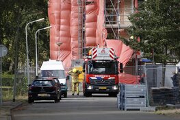Brandweer haalt los hangend steigerdoek weg vanwege harde wind