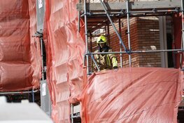 Brandweer haalt los hangend steigerdoek weg vanwege harde wind