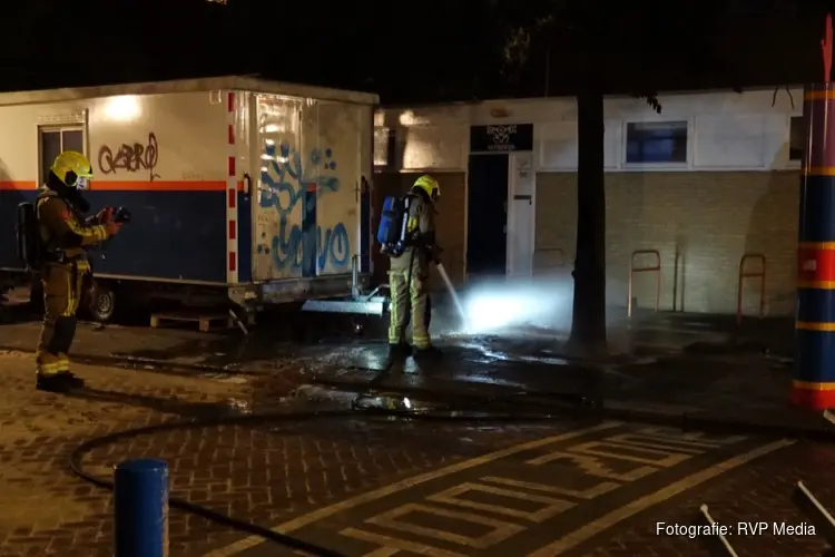 Dixi vliegt in brand naast bouwkeet