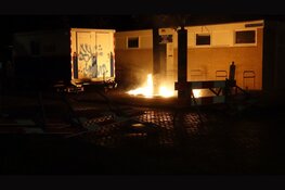 Dixi vliegt in brand naast bouwkeet