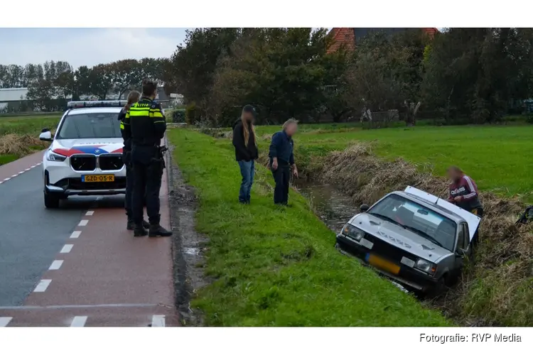 Auto belandt in sloot in Beverwijk