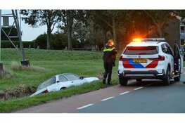 Auto belandt in sloot in Beverwijk