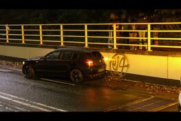 Automobilist verliest macht over het stuur en botst op tunnelwand in Beverwijk