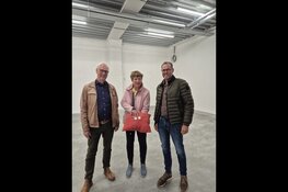 Voedselbank IJmond Noord ontvangt de sleutel van nieuw onderkomen in de Goede Raadkerk