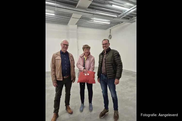 Voedselbank IJmond Noord ontvangt de sleutel van nieuw onderkomen in de Goede Raadkerk