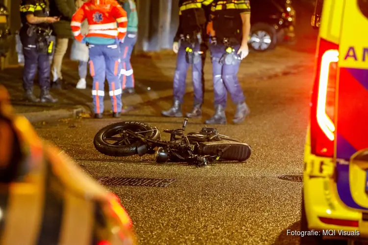 Maaltijdbezorger ten val na aanrijding met auto in Beverwijk
