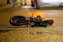 Maaltijdbezorger ten val na aanrijding met auto in Beverwijk