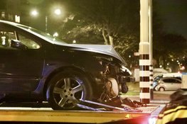 Auto ramt verkeerslicht in Beverwijk: veel schade