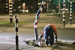 Auto ramt verkeerslicht in Beverwijk: veel schade