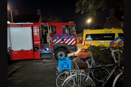 Bewoonster in ambulance na rook in appartement
