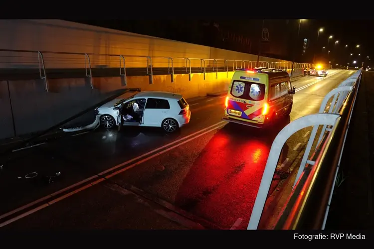 Auto botst tegen lantaarnpaal en komt tot stilstand tegen tunnelwand
