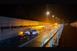 Auto botst tegen lantaarnpaal en komt tot stilstand tegen tunnelwand