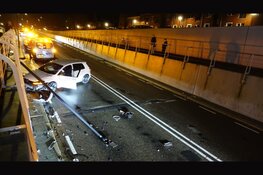 Auto botst tegen lantaarnpaal en komt tot stilstand tegen tunnelwand