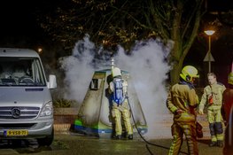 Brandweer blust containerbrand in Beverwijk