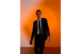 Striptease van de Dood: wervelwind vol muziek, scherpe grappen en vermaak;  Aanstormend cabarettalent David Linszen