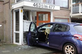 Automobilist ramt portiek van appartementencomplex