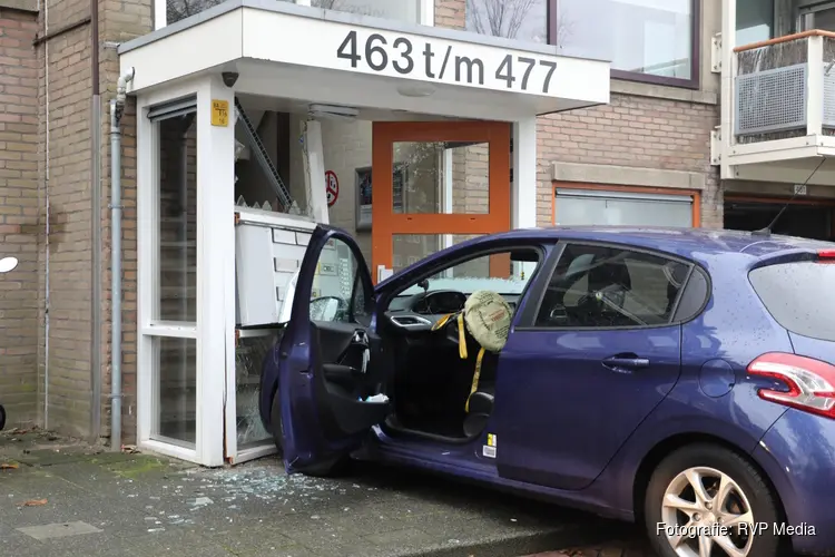 Automobilist ramt portiek van appartementencomplex