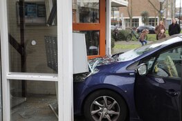 Automobilist ramt portiek van appartementencomplex