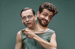 Toegankelijk, fysiek, absurdisch en muzikaal cabaret