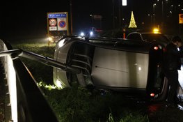 Auto belandt op zijkant na eenzijdig ongeval