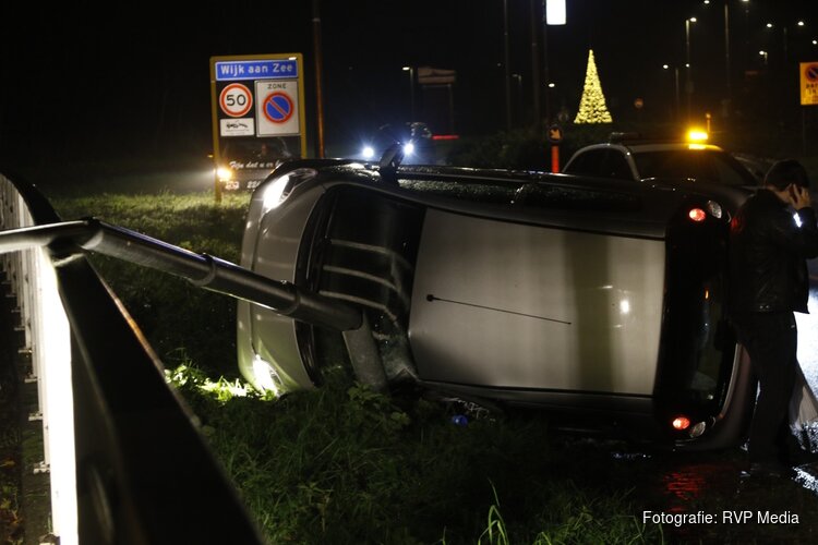 Auto belandt op zijkant na eenzijdig ongeval