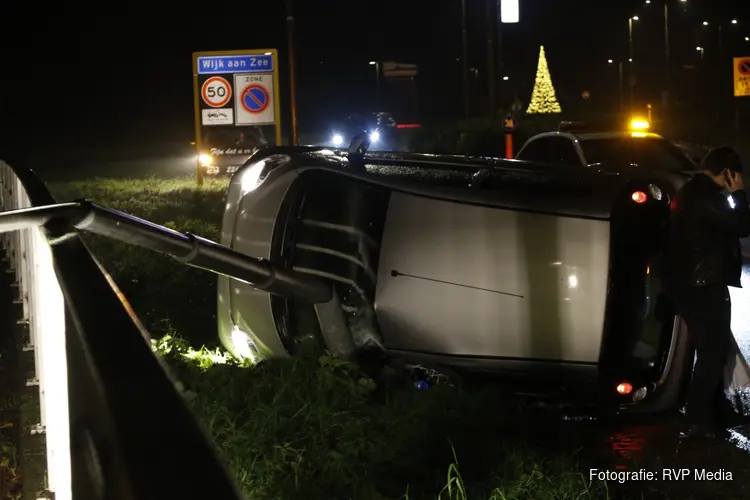 Auto belandt op zijkant na eenzijdig ongeval