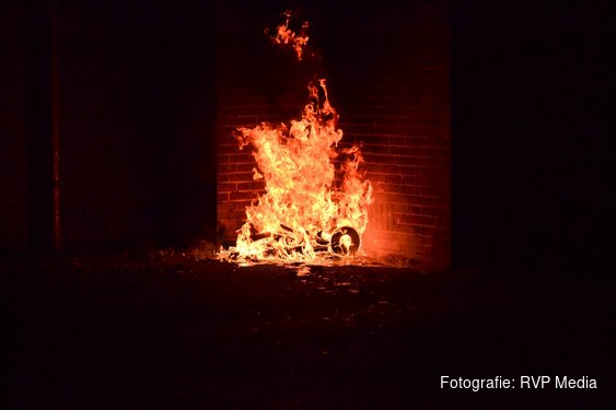 Vuilcontainer vliegt in brand tegen woning