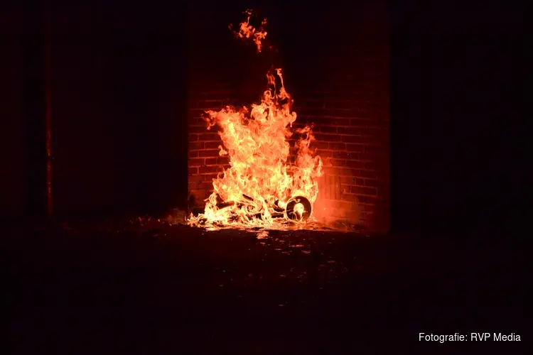 Vuilcontainer vliegt in brand tegen woning
