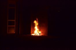 Vuilcontainer vliegt in brand tegen woning