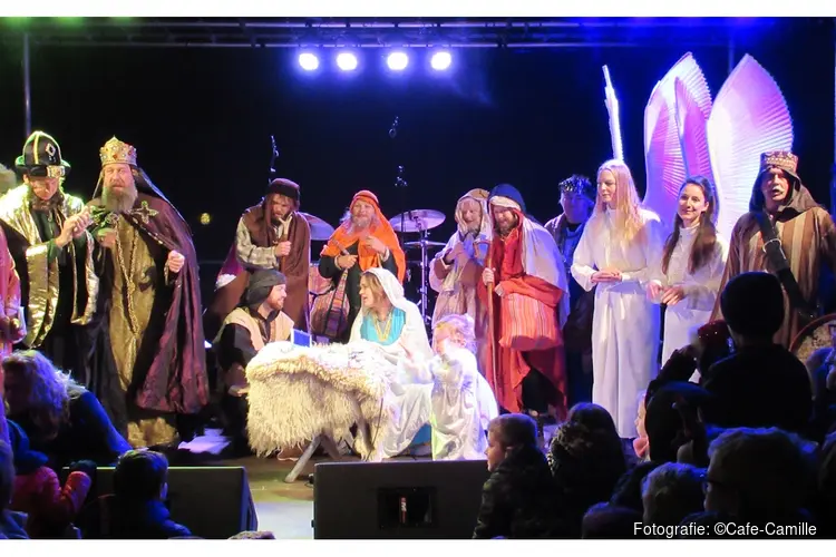 Kerstpleintje bij Café Camille met levende kerststal, live muziek en eigenwijze Christmas Carol