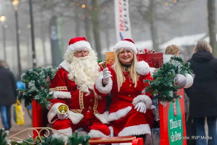Breestraat verandert in Duitse kerstmarkt tijdens jubileumviering