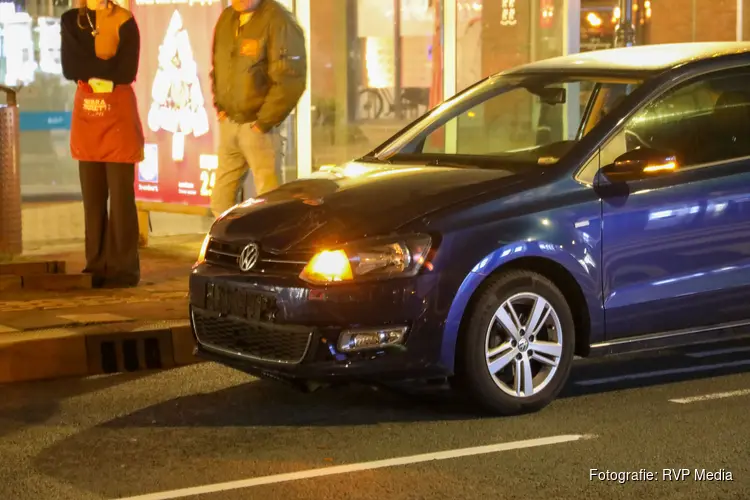 Schade na aanrijding tussen bezorgscooter en auto in Beverwijk
