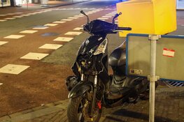 Schade na aanrijding tussen bezorgscooter en auto in Beverwijk