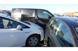 Auto botst op geparkeerde voertuigen in Beverwijk