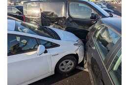 Auto botst op geparkeerde voertuigen in Beverwijk