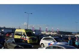 Auto botst op geparkeerde voertuigen in Beverwijk