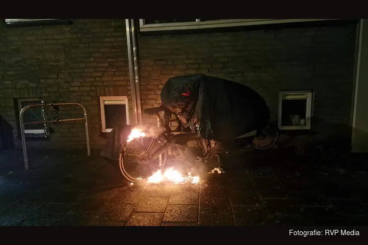 Bakfiets vliegt in brand in Beverwijk