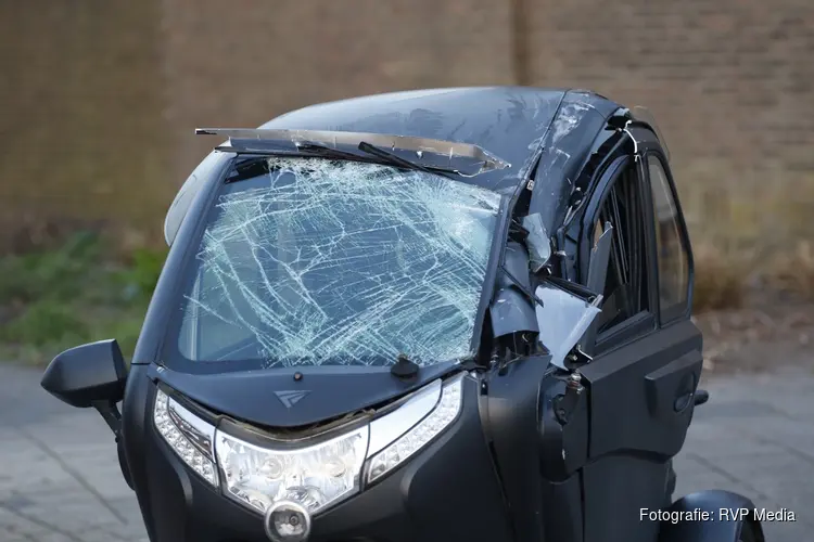 Brommobiel belandt op zijkant na aanrijding met auto. Bestuurder gewond