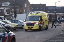 Brommobiel belandt op zijkant na aanrijding met auto. Bestuurder gewond
