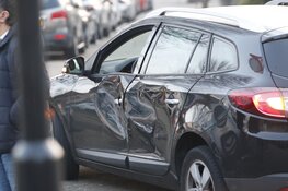 Brommobiel belandt op zijkant na aanrijding met auto. Bestuurder gewond
